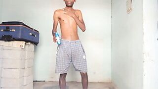 Rajesh playboy 993 masuje ciało olejem, nakłada olej na klatkę piersiową, dłonie, nogi, tyłek i penisa