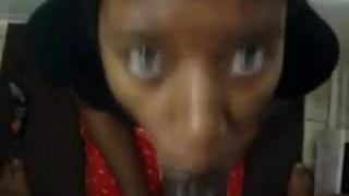 Черная девушка получает камшот на лицо