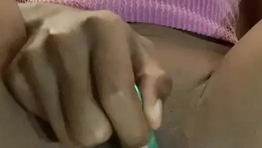 Şişmiş klitorisimle alay ediyor