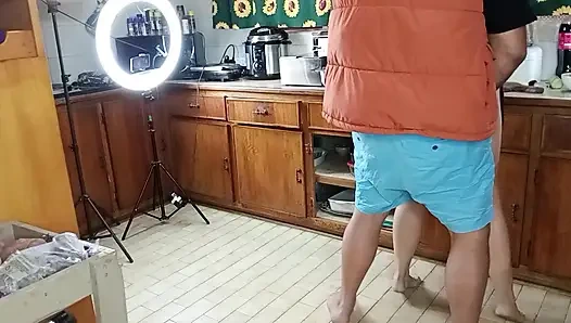 Dia mencoba membuat salad dan kemudian dia makan kontol