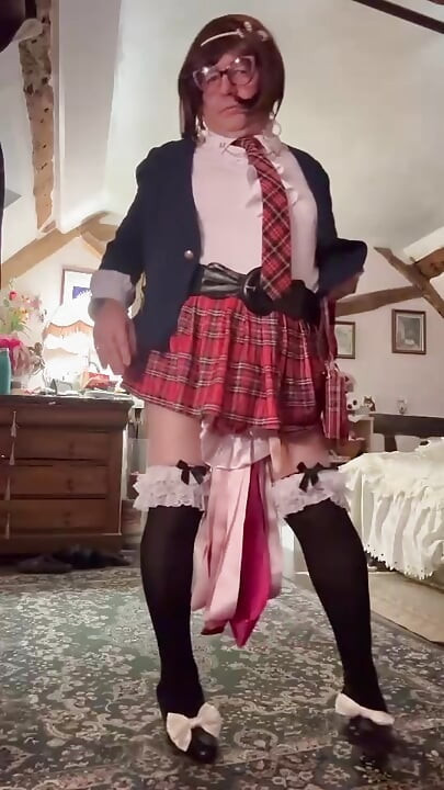 แต่งตัวในกระโปรงสก็อตตัวน้อยสําหรับตอนเย็น