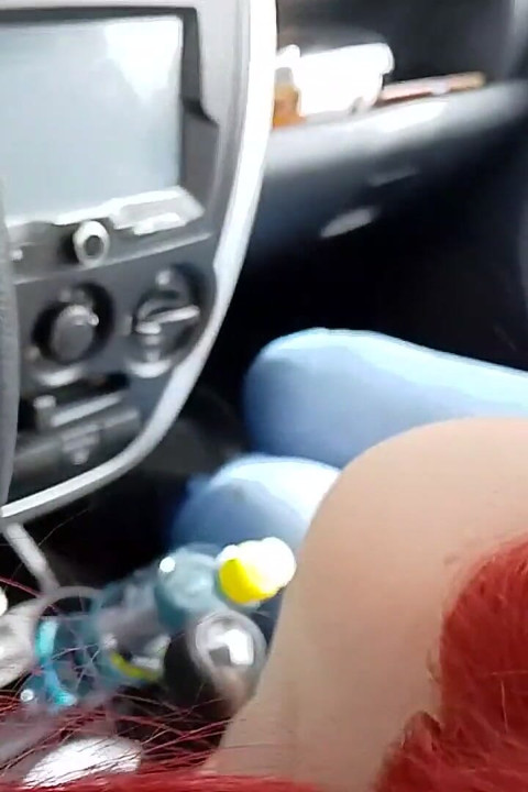 ¡Soy una zorra rusa, haciendo una felación en topless en un coche en un aparcamiento público!