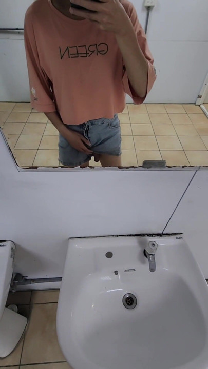Shemale Ting Xuan masturbates in the outdoor toilet. | Clip 2