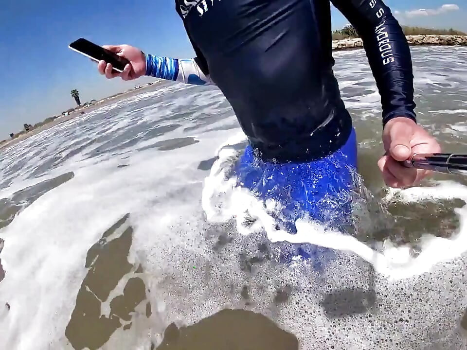 Άνδρες και γυναίκες στην παραλία καυλώνουν βλέποντας τον πούτσο μου σε υγρό σπάντεξ