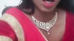 Une travestie gay indienne baisée en sari