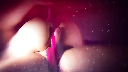 Seorang seniman muda membuat karya paling lambat dan paling sensual