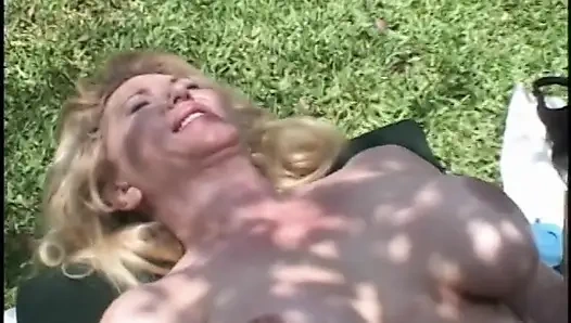 Memek muncrat tante seksi rambut pirang dientot habis-habisan di kursi halaman sama cowok berondong