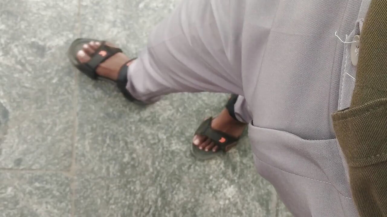 泰米尔滕英寸大黑在公交车站表演