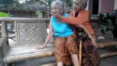 2 bunicuțe foarte bătrâne se sărută
