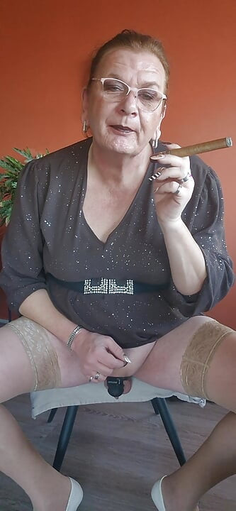 葉巻を楽しんでいる