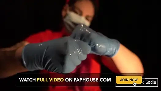 Любовь к медицинским перчаткам.