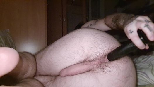Hombre peludo juega con su culo peludo y un dildo