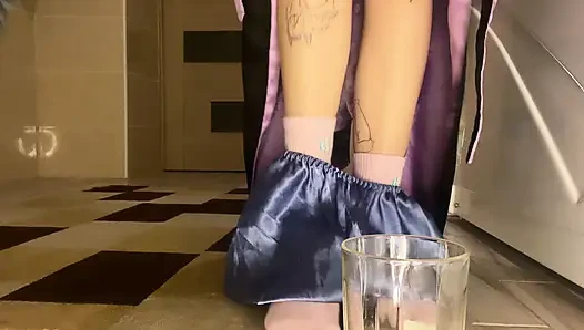 Eva Divas pinkeln in ein glas