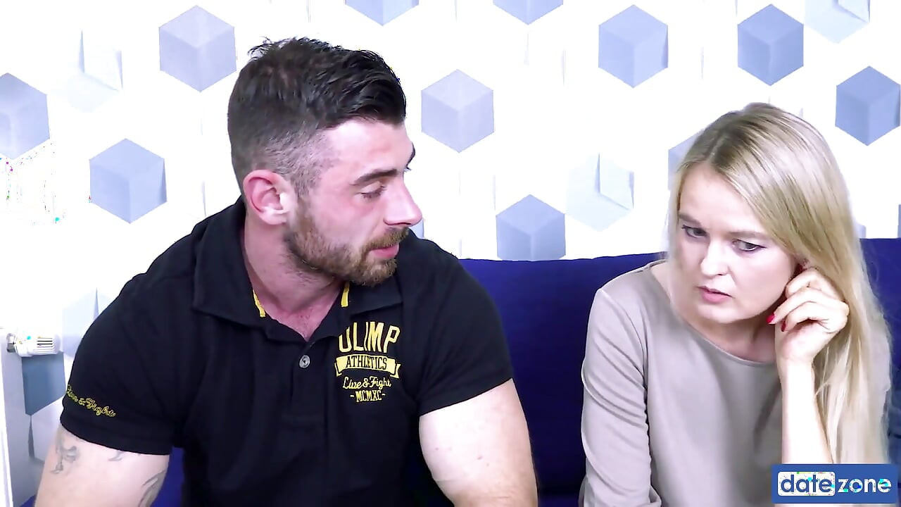 Cara compartilhando sua esposa com um estranho, cara musculoso