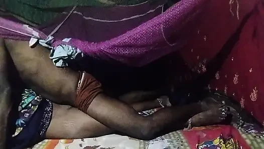 Chor ne chori karane aaya to bhabhi ne chor se boor chodane laga