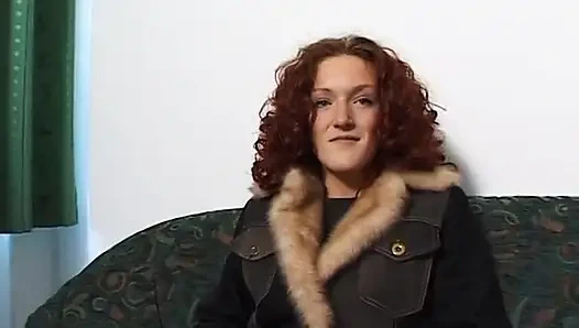 Sevimli kızıl saçlı kız aşk deliğini parmaklıyor