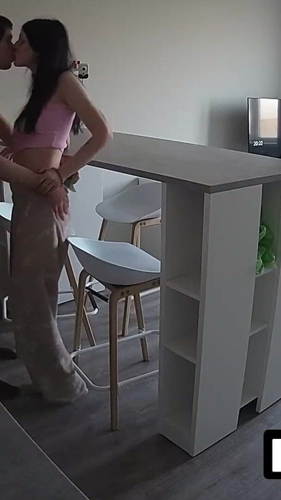 Moment cheie de la "LUUV. Alice o seduce pe Lucien pe camera de acasă în timpul unei rutine de dimineață"