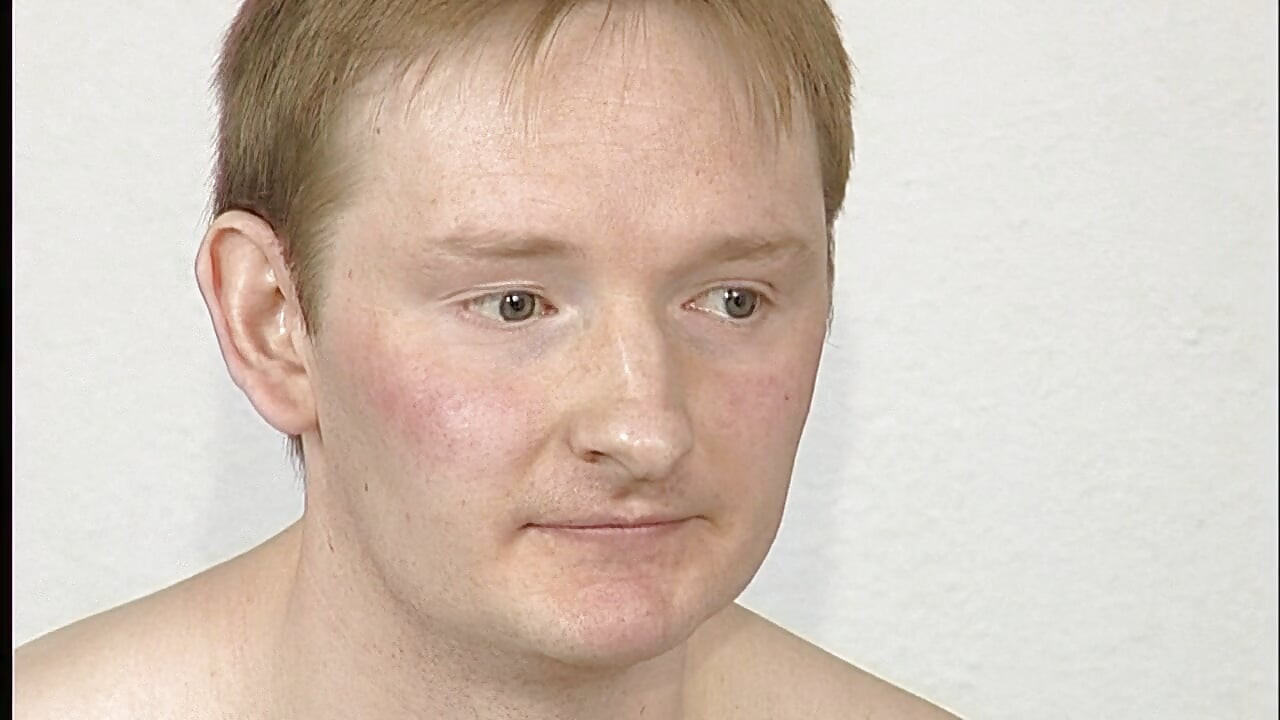 Σέξι κορίτσι ρουφάει έναν μεγάλο πούτσο και μετά παίζει μαζί του μέχρι να χύσει