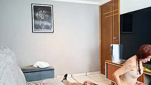 Tukang perawatan digoda sama ibu rumah tangga dengan celana dalam!