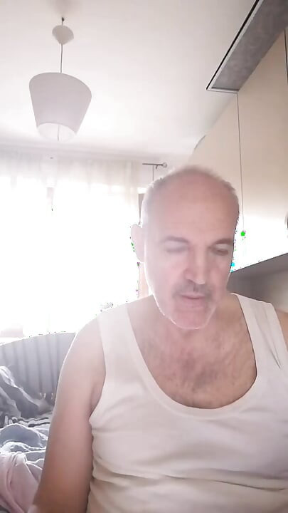 ¡Me masturbo viendo un vídeo erótico de una amiga mía!