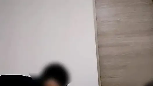Video gaya rumahan. Bermain posisi cowgirl sama istri semok dengan lingerie oranye. Pasangan ini beraktivitas di rumah. Home made amateur Per