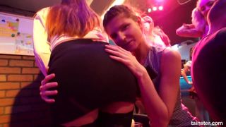 Би-порнозвезда, Clubbers трахается публично