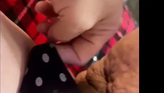 Nyepong kontol dan di-fisting sama ayah tirinya sendiri