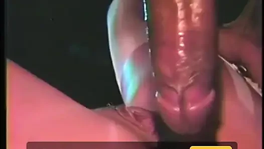 Cowok ini fingering lubang pantatnya sambil ngentot kakinya sambil ngentot dia habis-habisan