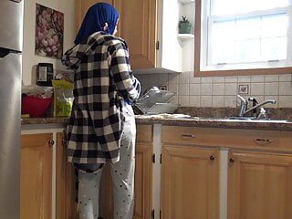 Syrische huisvrouw wordt gecreampied door een Duitse echtgenoot in de keuken