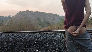 Cumming en la vía del tren - indio