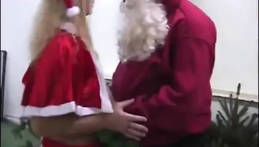 Косплей-трах-сессия с Санта-Клаусом. Миссис Клауз, сосет его член, трахает его и наклоняется