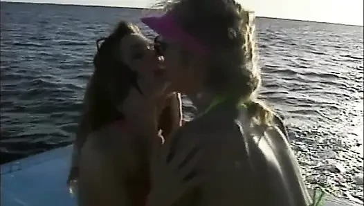 Lesbian jilat memek di pantai