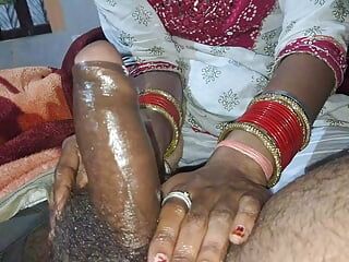 La bhabhi xshika se fait masser jusqu’à ce qu’elle éjacule sur une grosse bite desi