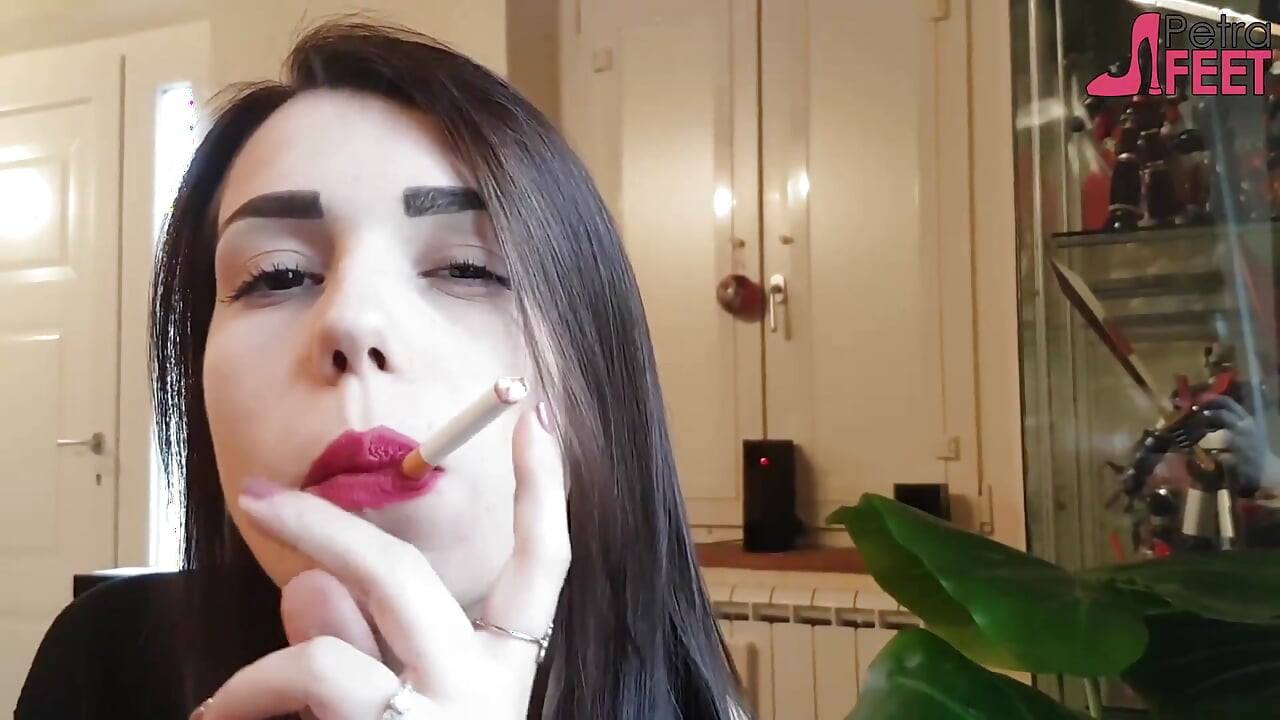 與美少女近距離抽煙