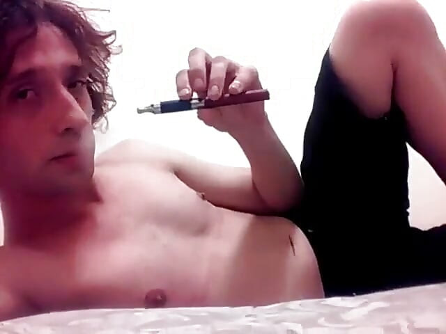Transgirl em topless com mensagem para pessoas lgbtqia+ sem certeza