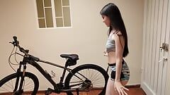 Cha dượng của cô ấy tìm thấy Laura trong bộ đồ ngủ chật hẹp trên xe đạp của anh ấy, và quyết định dạy cô ấy cách cưỡi một chiếc xe đạp
