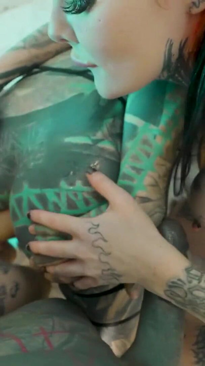 Dövmeli sürtükler sert dörtlü sekste anal deliklerini açıyor - atm ve bakış açısı | Klip 1