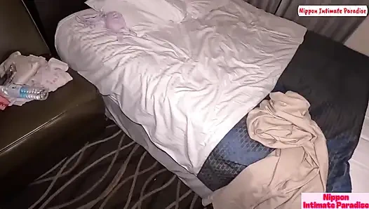 Utangaç kadın arzuluyor ve yavaşça uyandı tutku yolculuğunu uyandırıyor