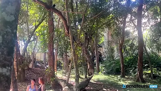 Intip menangkap dua ibu rumah tangga terangsang melakukan yoga di hutan di bamateurs