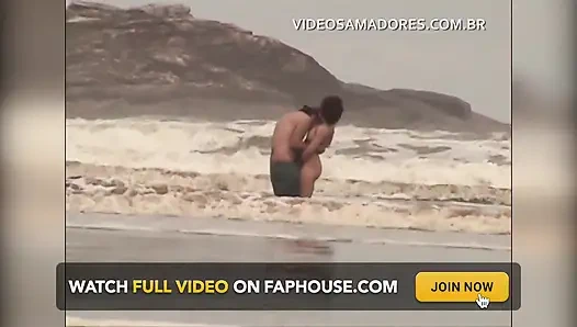 Pasangan tak malu berhubungan seks di laut dangkal