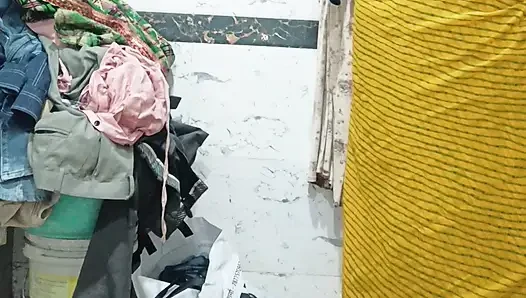 Priya si kakak ipar india lagi pamer memeknya yang menganga lebar