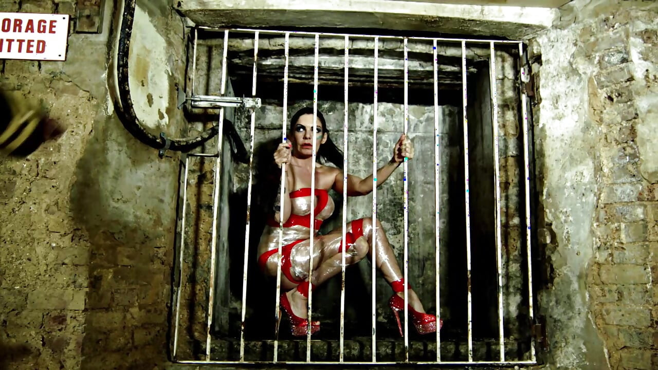 Bağlı dövmeli Fransız fahişe yoğun bdsm sikişten sonra döl yiyor