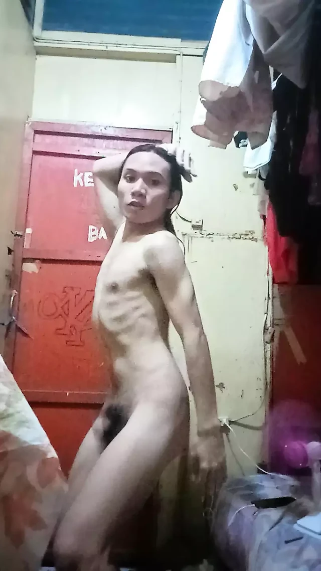 Iyuton unya ang Reyna ng kalaswaan sa labas ng bahay