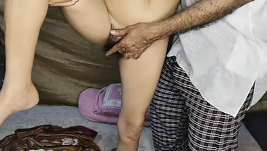 Üvey erkek kardeş parmağını üvey kız kardeşinin vajinasına sokuyor