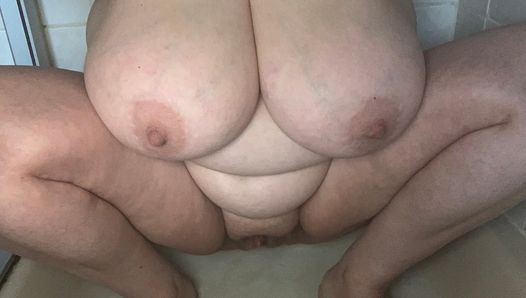 Pissen onder de douche en geile masturbatie