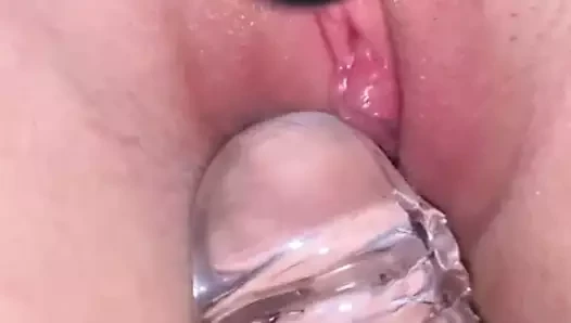 Creamydixielove bermain dengan krim vagina dengan vibrator dan dildo peregangan vagina kecil yang ketat