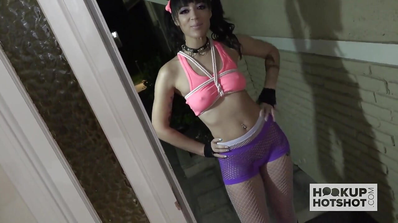 Seksowna warkoczowa brunetka Rope Baby idzie na hardcorową pierwszą randkę
