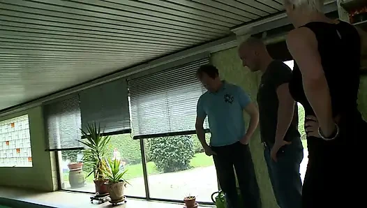 Seksi büyük memeli sarışın üçlü grup sekste sikiliyor