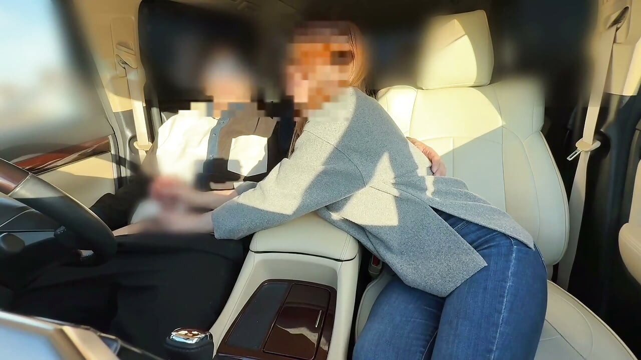 仕事中でも手と口で射精させてくれる美人妻