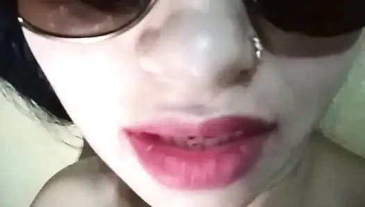 Meine frau zeigt ihre muschi vor der cam-show Mavin